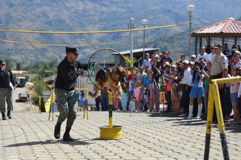 DESFILE CÍVICO 30 AÑOS DE PARROQUIALIZACIÓN